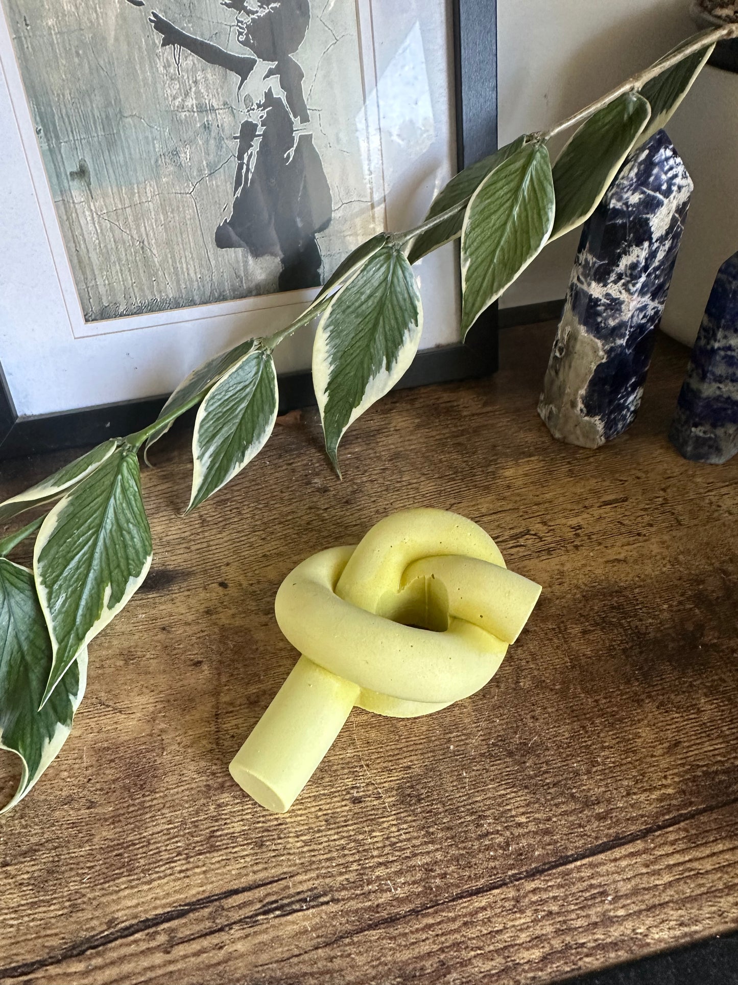 Taper knot holder