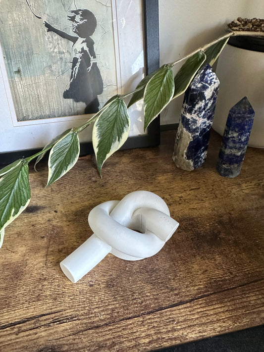Taper knot holder